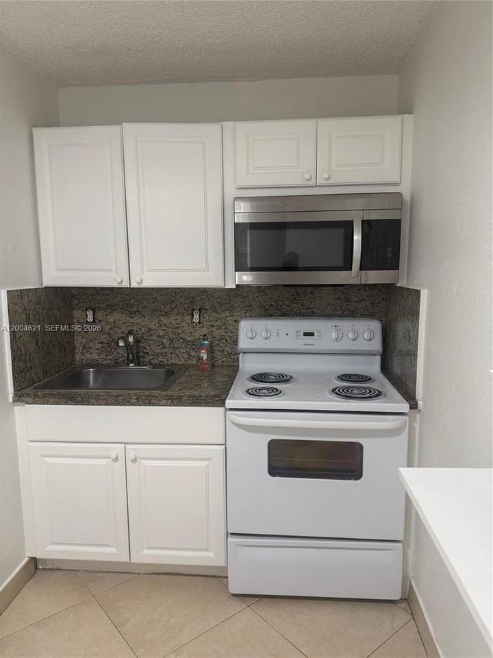 1235 Nw 6th St #5 - Photo 2 of 12