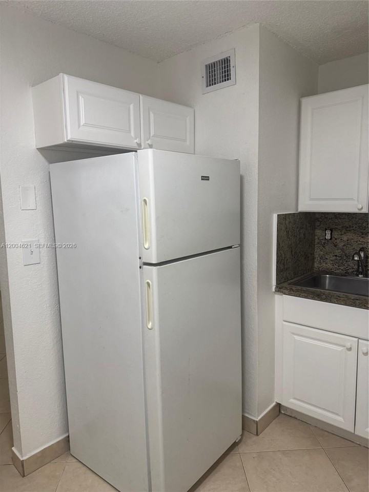 1235 Nw 6th St #5 - Photo 3 of 12