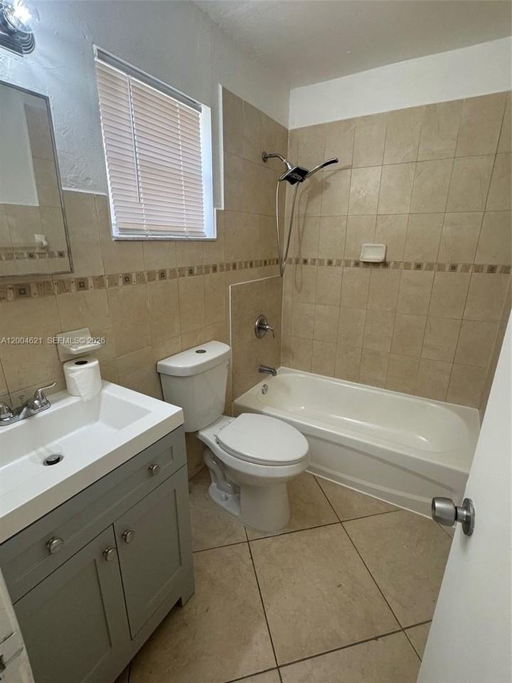 1235 Nw 6th St #5 - Photo 4 of 12