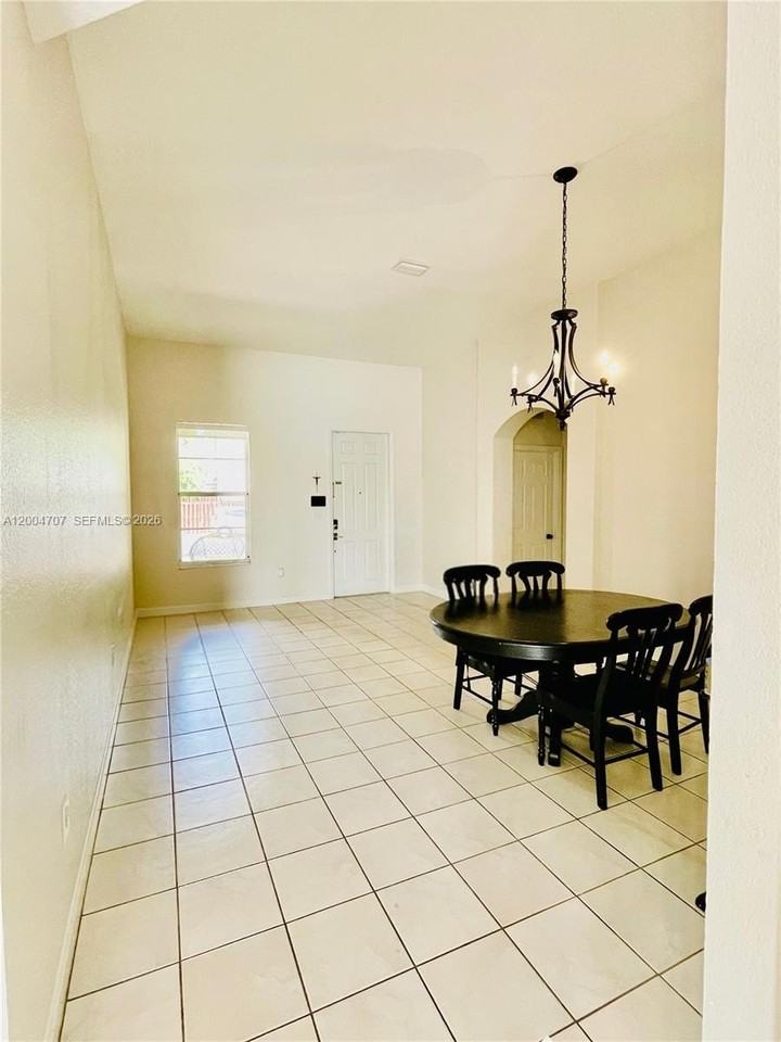 4006 Ne 20th St - Photo 4 of 38