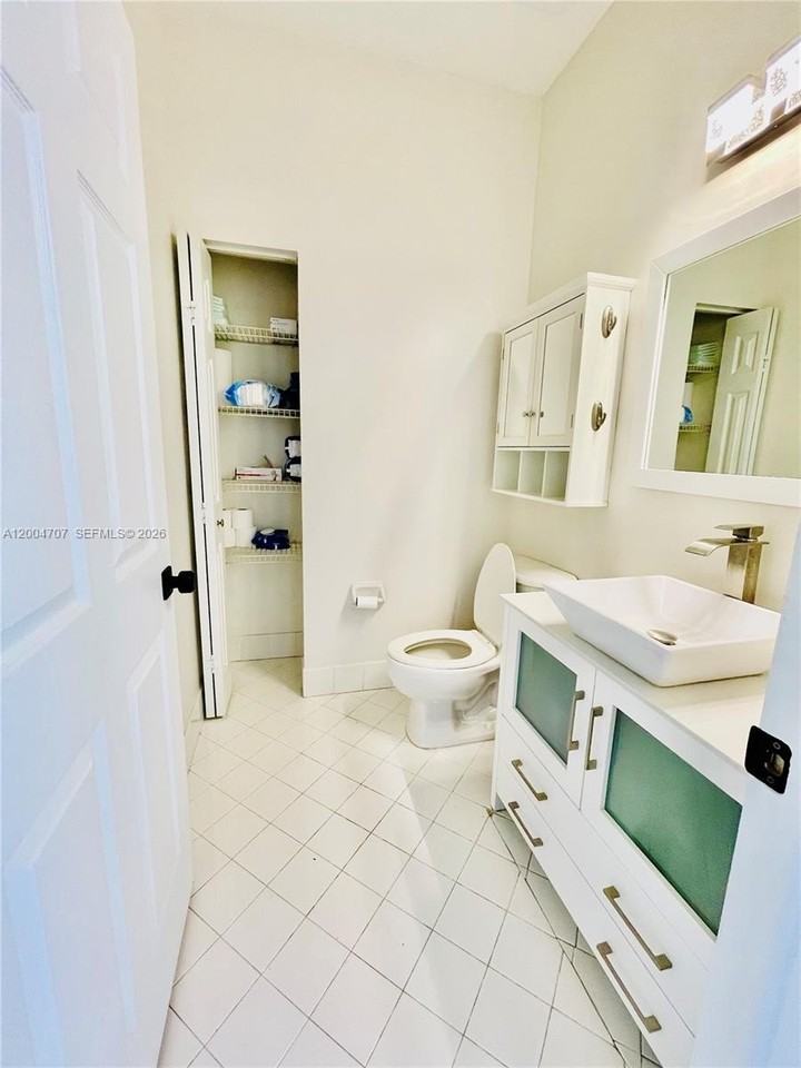 4006 Ne 20th St - Photo 5 of 38