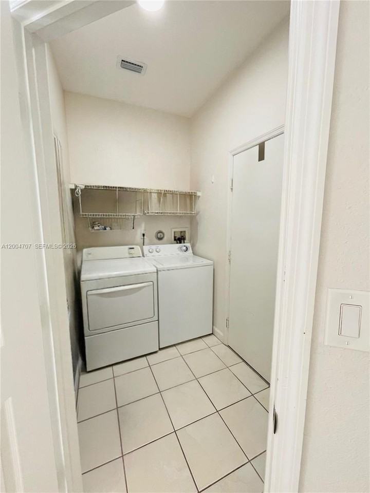 4006 Ne 20th St - Photo 6 of 38