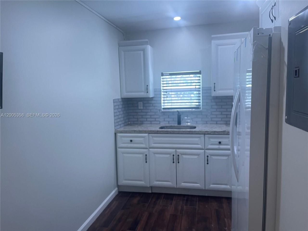 554 Ne 74th St #2 - Photo 3 of 30