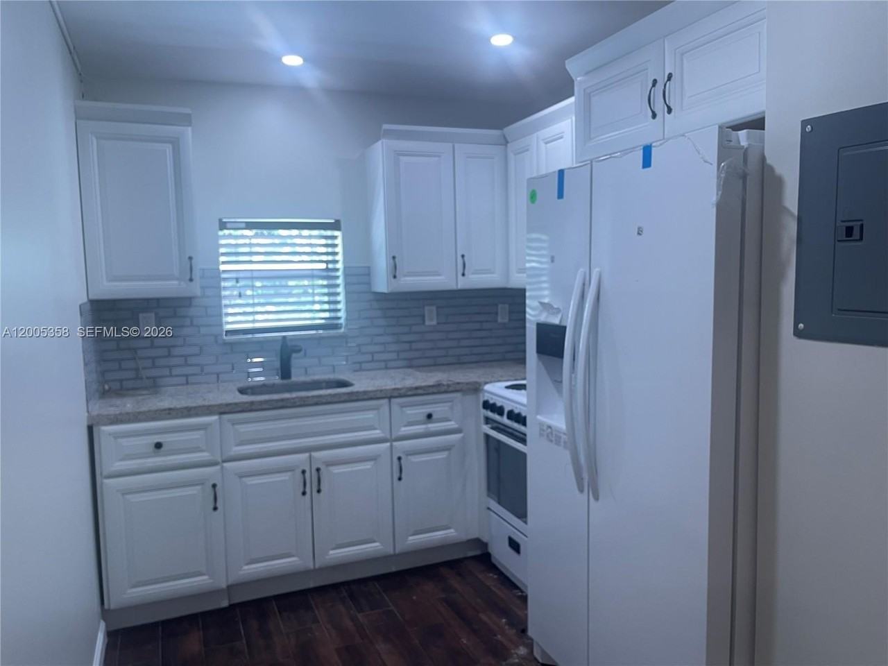 554 Ne 74th St #2 - Photo 4 of 30