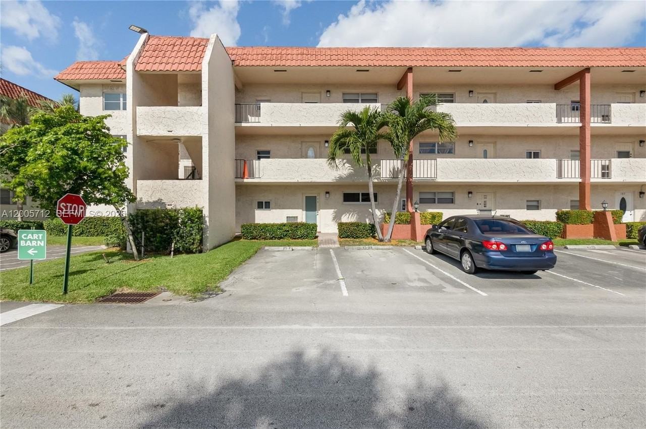 711 S Hollybrook Dr #209 - Photo 4 of 22