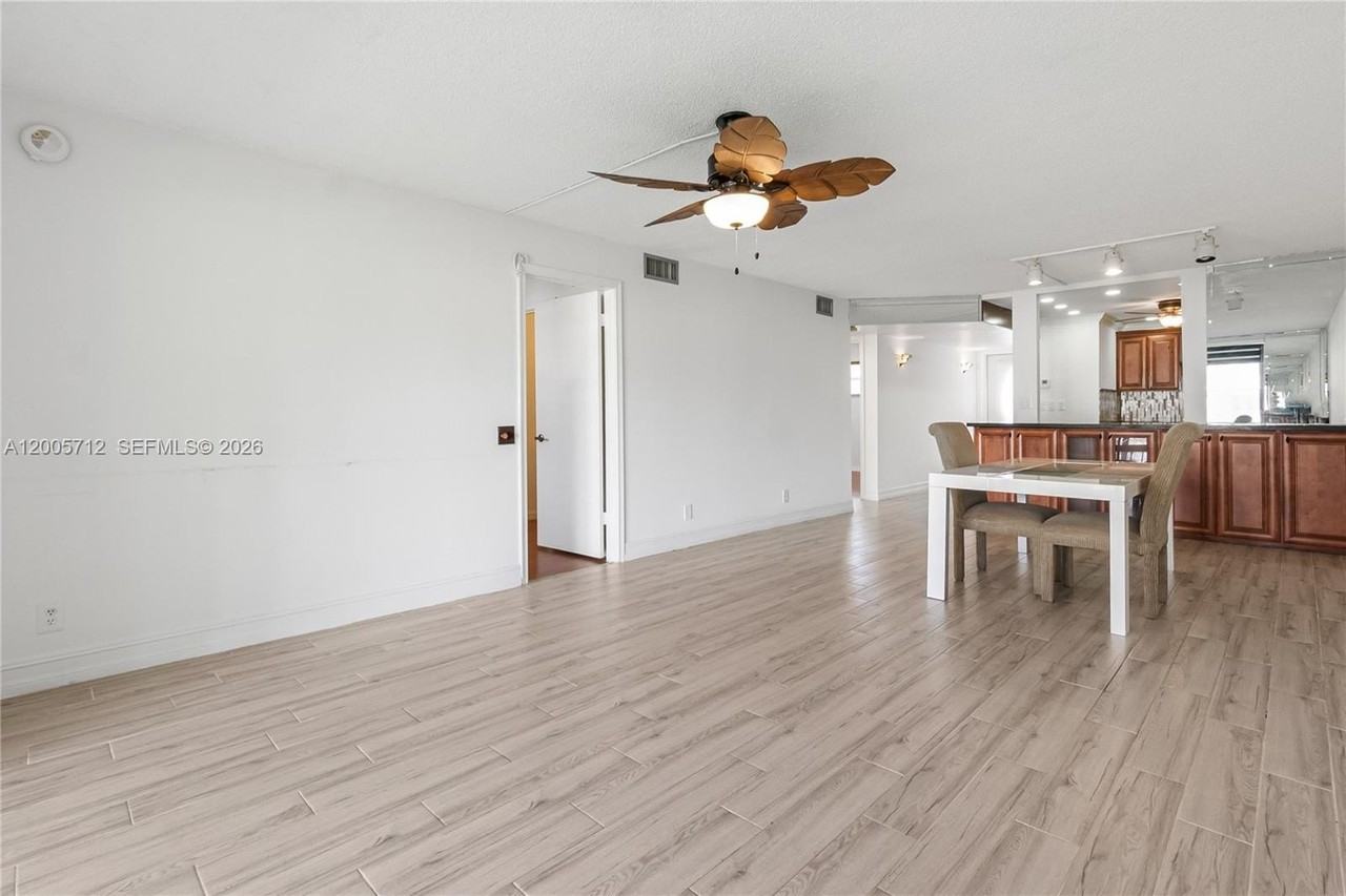 711 S Hollybrook Dr #209 - Photo 5 of 22