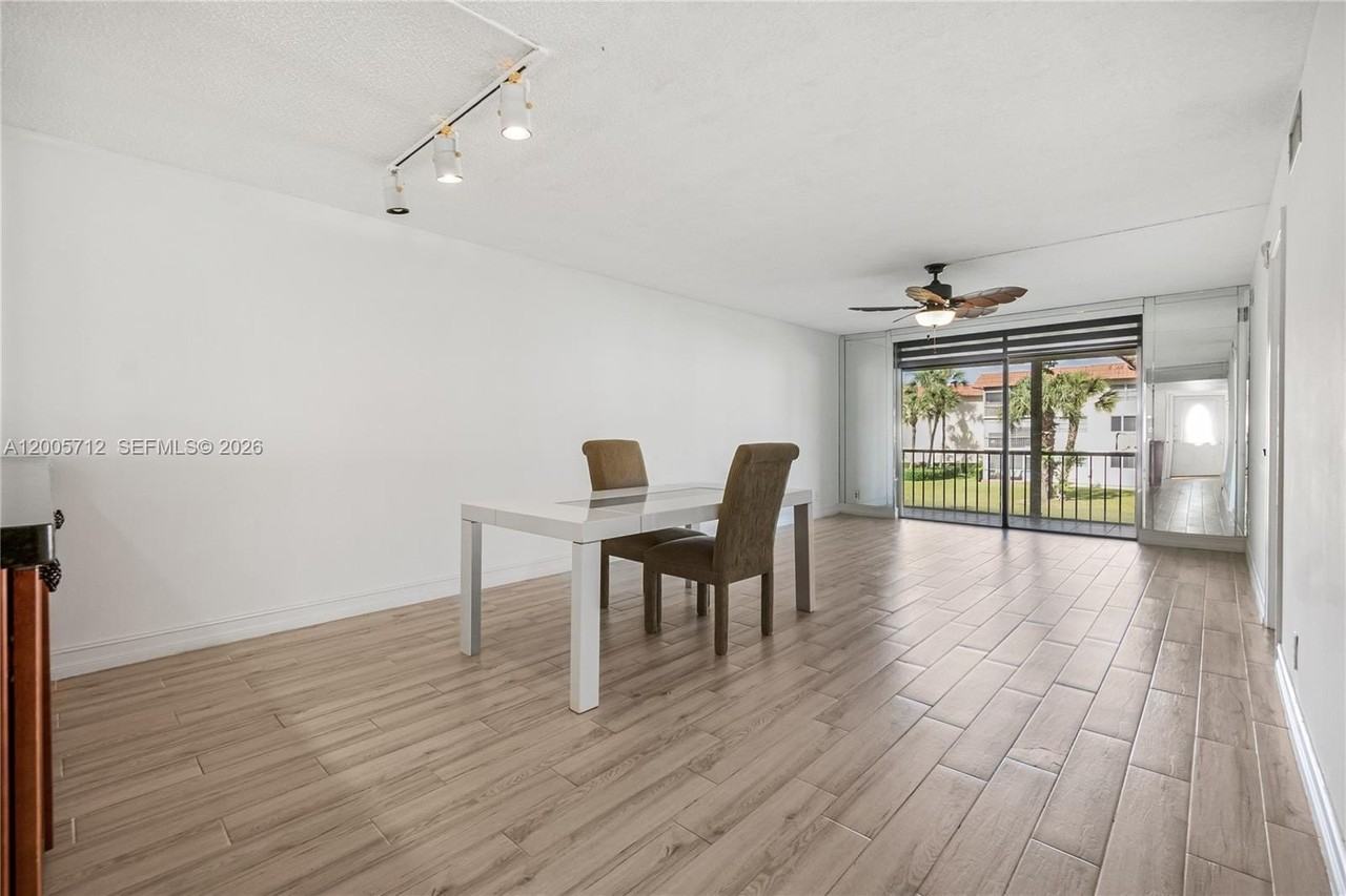 711 S Hollybrook Dr #209 - Photo 6 of 22