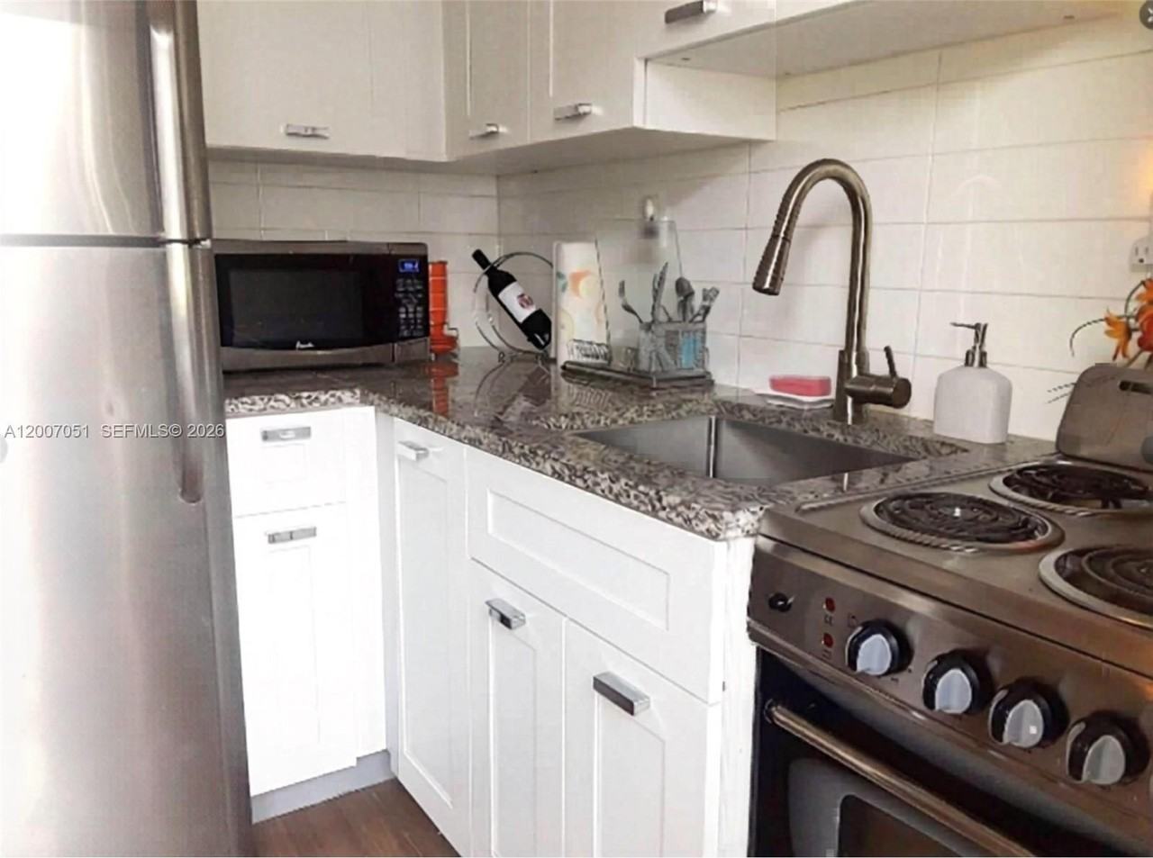 812 Ne 90th St #1 - Photo 4 of 6