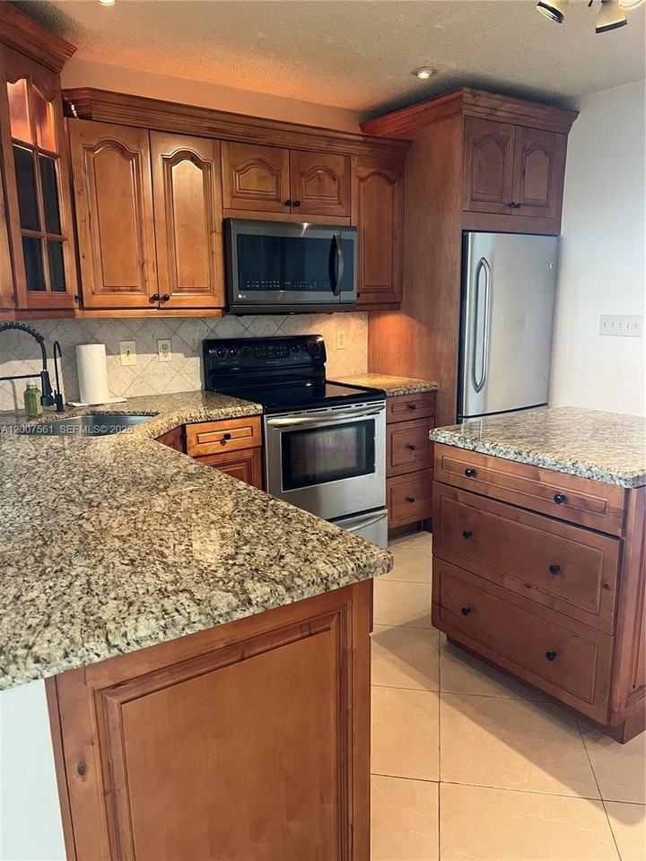 6805 Nw 75th St - Photo 2 of 33