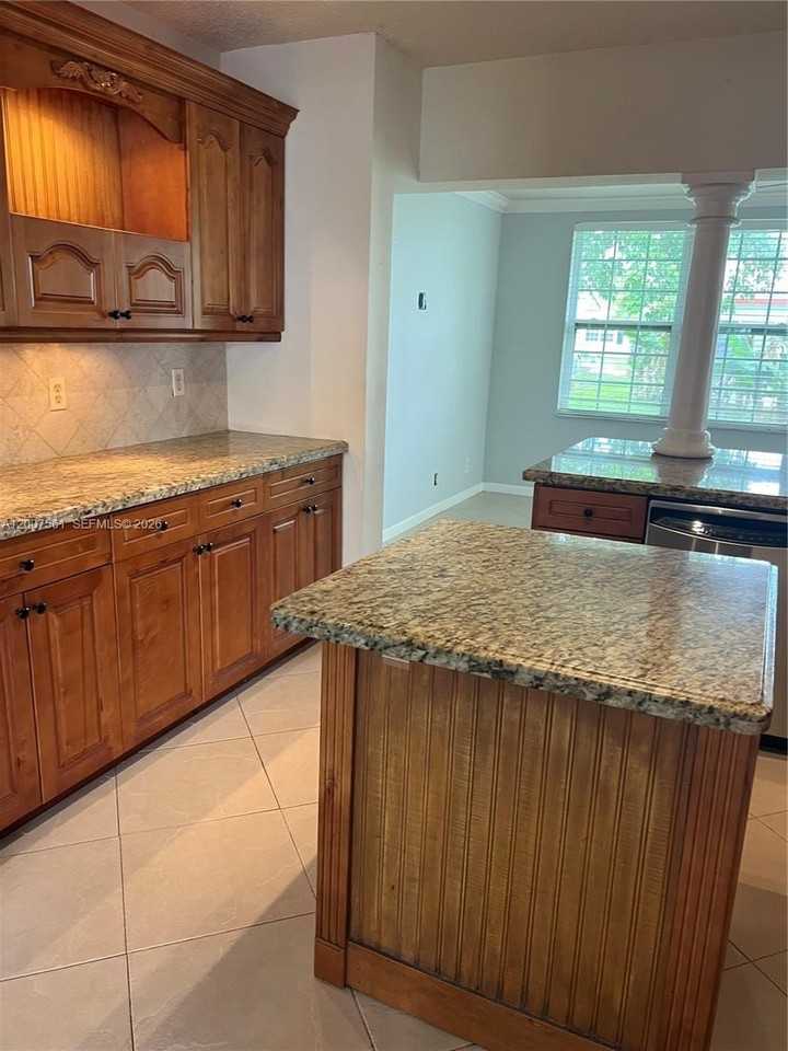 6805 Nw 75th St - Photo 4 of 33