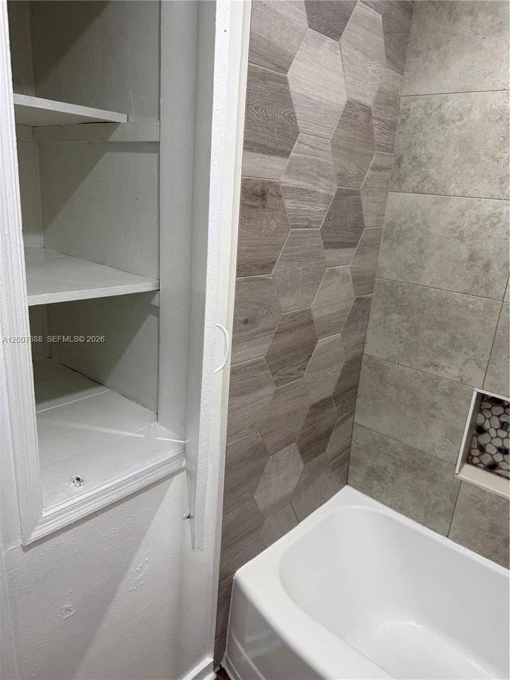 645 Ne 35th St #1 - Photo 2 of 10
