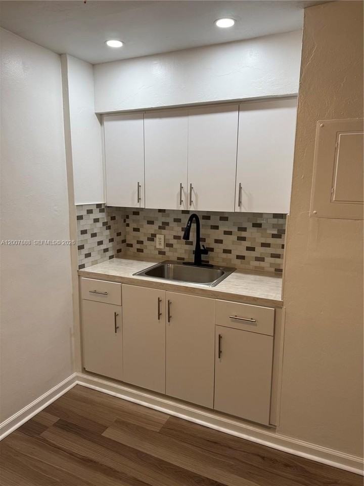 645 Ne 35th St #1 - Photo 3 of 10