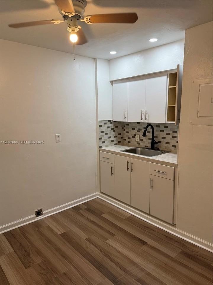 645 Ne 35th St #1 - Photo 5 of 10