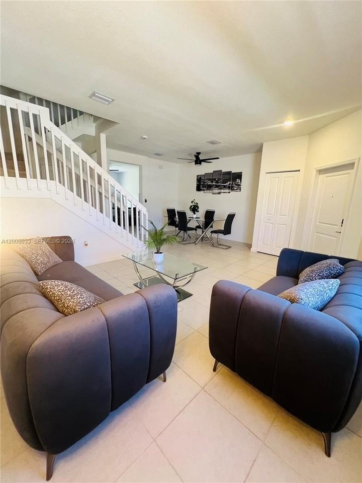2562 Se 29th St - Photo 3 of 30
