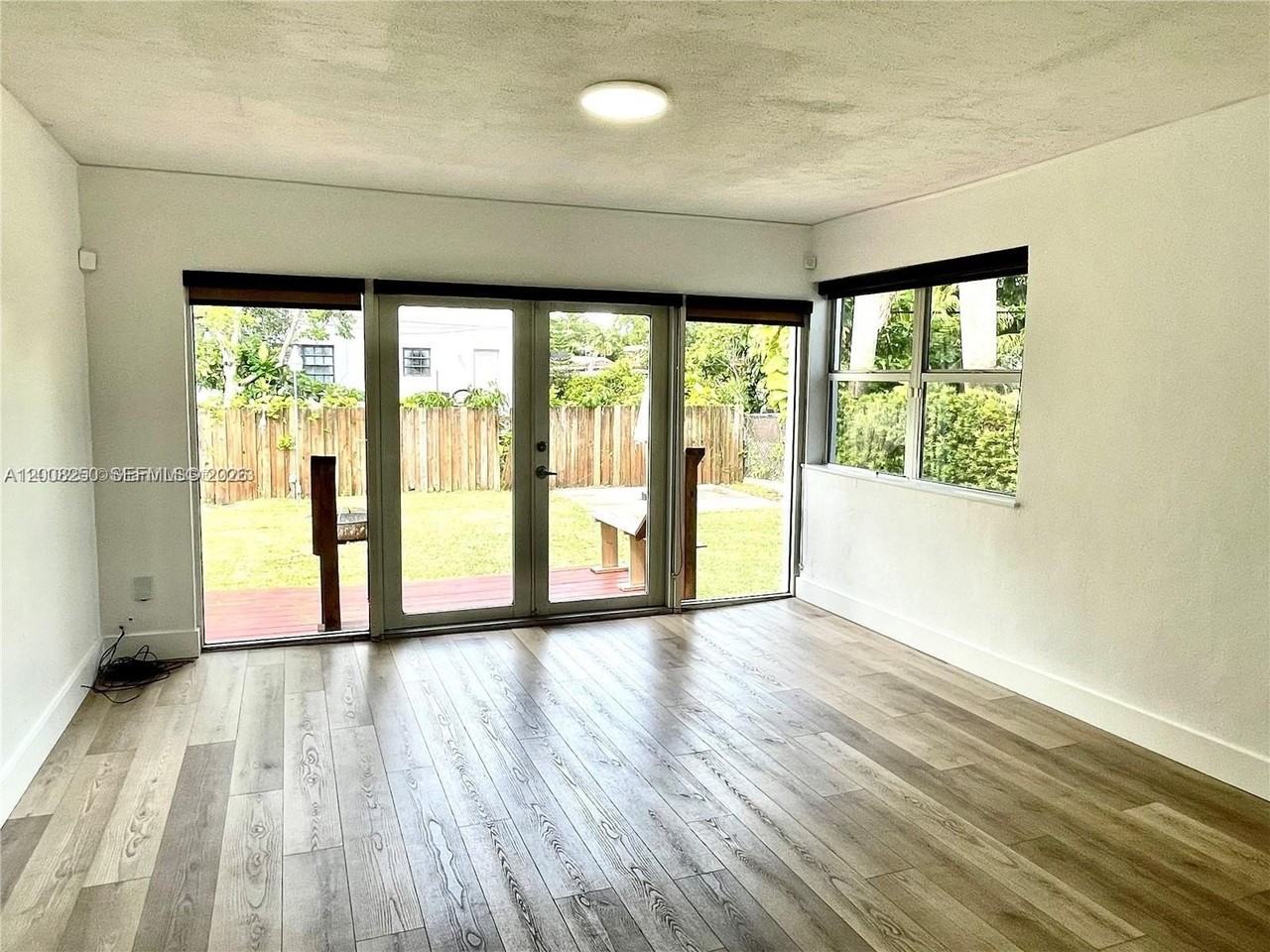 931 Ne 81st St - Photo 5 of 11