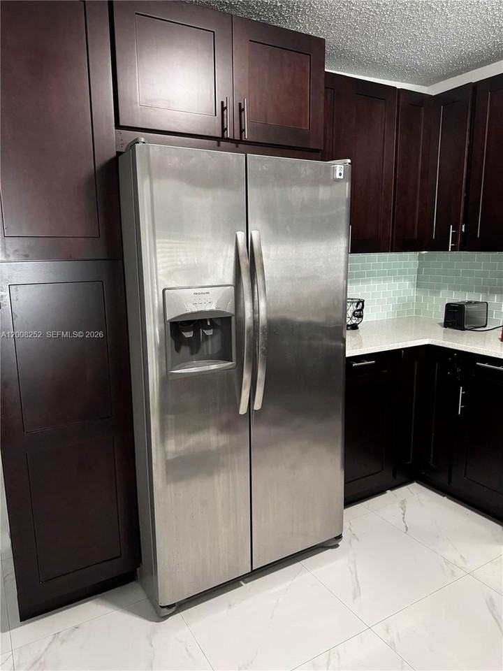 1740 Ne 56th St - Photo 5 of 25