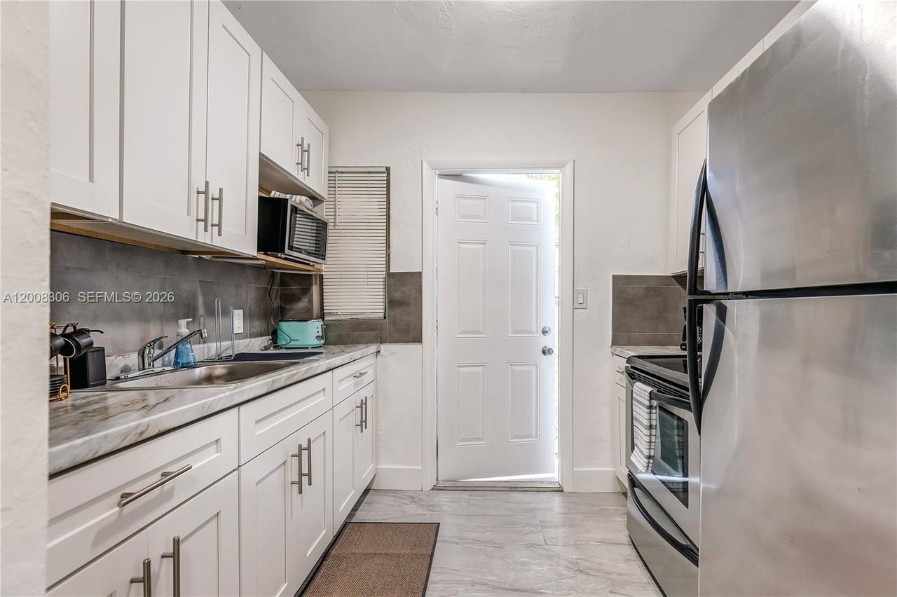 327 Ne 55th St #2 - Photo 6 of 14