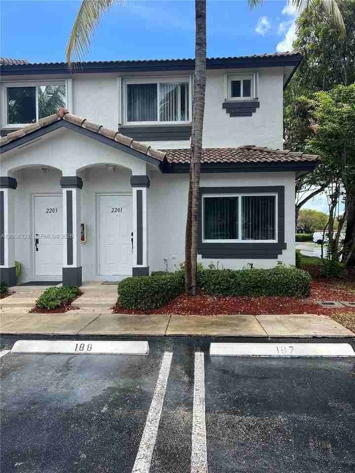2201 Se 24th Pl #2201