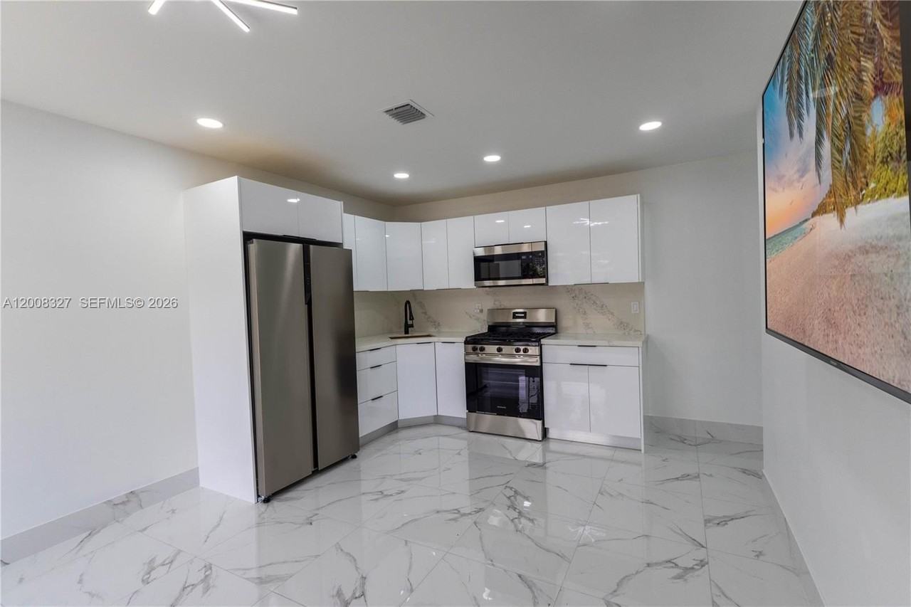 3001 Sw 35th Ave - Photo 4 of 21