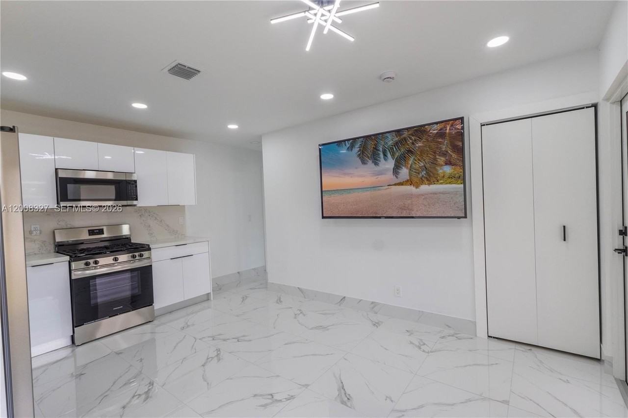 3001 Sw 35th Ave - Photo 5 of 21