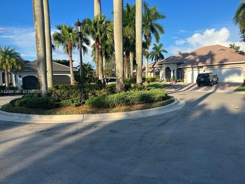 2534 Poinciana Dr - Photo 2 of 38