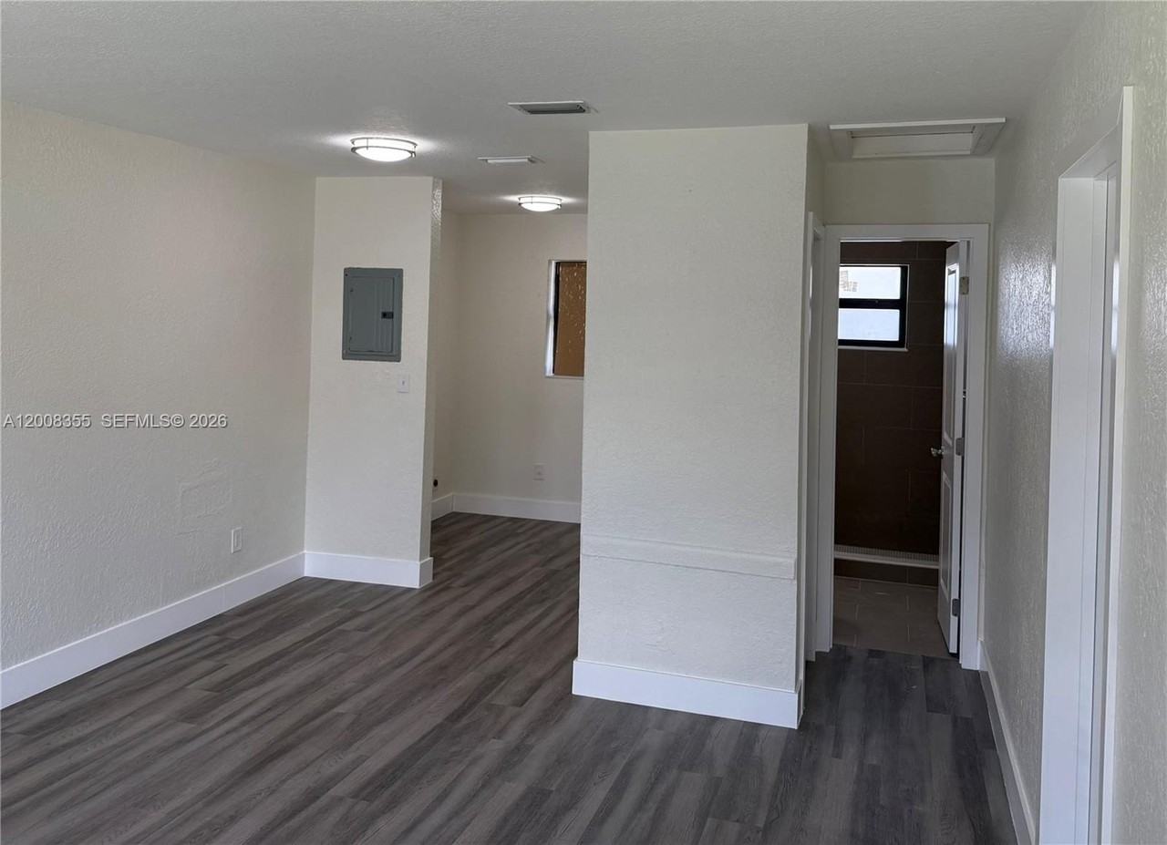 100 Sw 6th St #3 - Photo 3 of 6