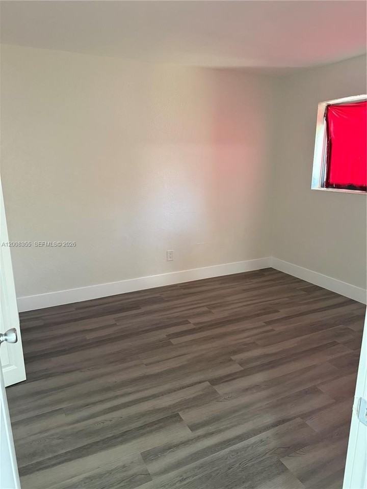 100 Sw 6th St #3 - Photo 5 of 6