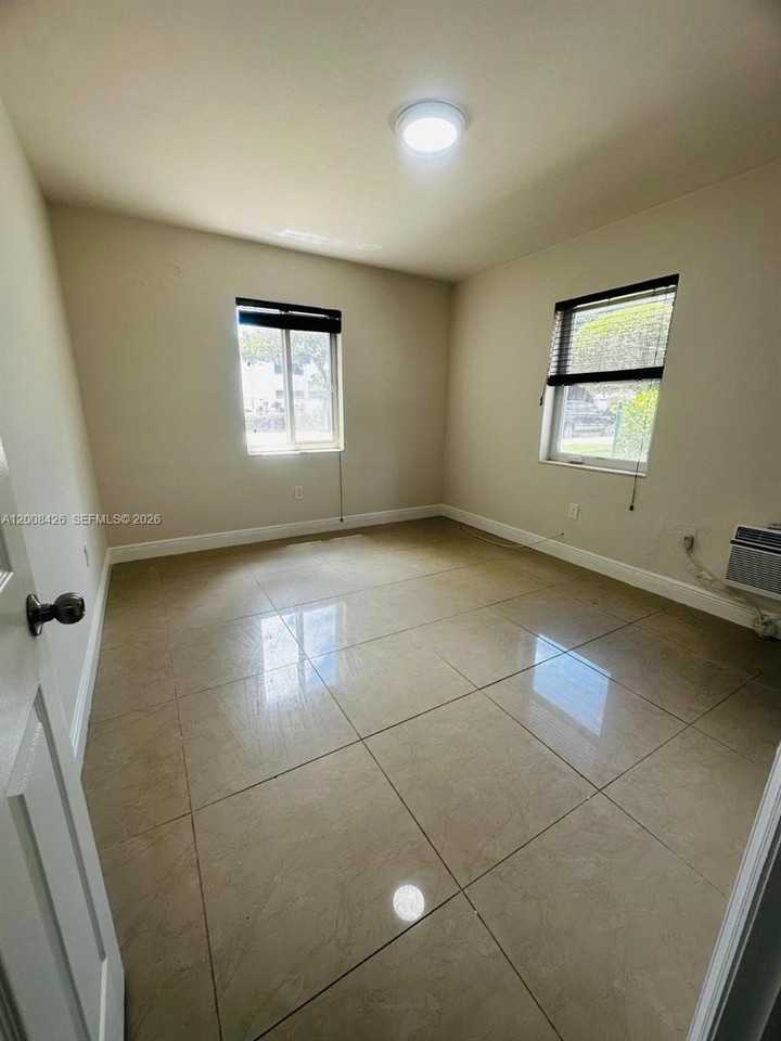 2401 Coral Way #7 - Photo 5 of 7