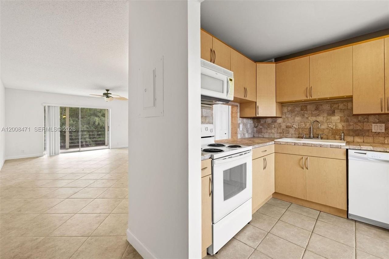 110 Lake Meryl Dr #216 - Photo 6 of 39