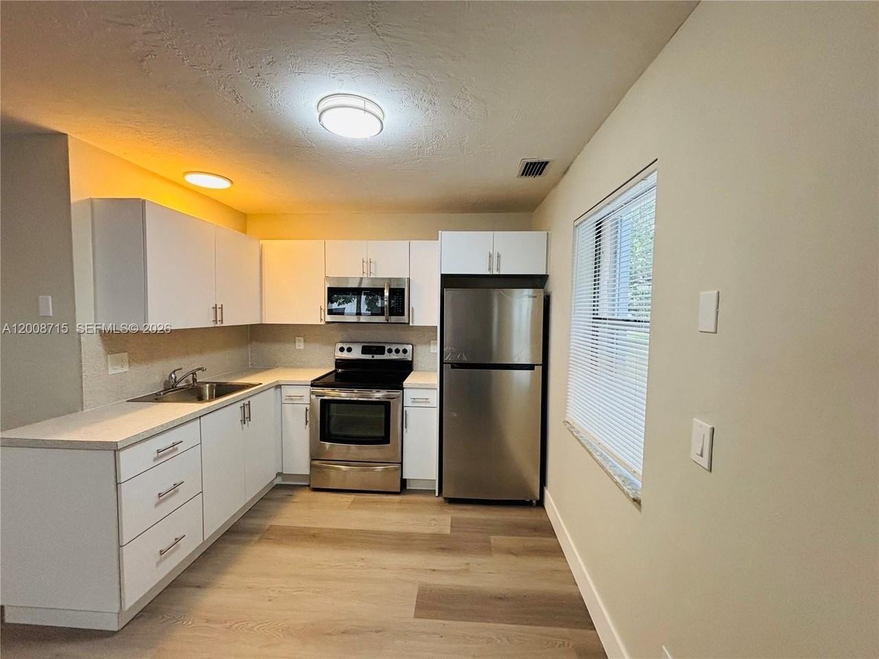 1011 Sw 8th St #D - Photo 2 of 12