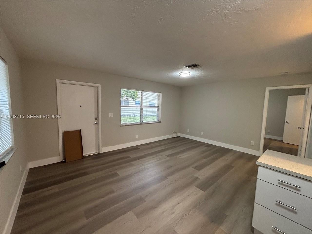 1011 Sw 8th St #D - Photo 4 of 12