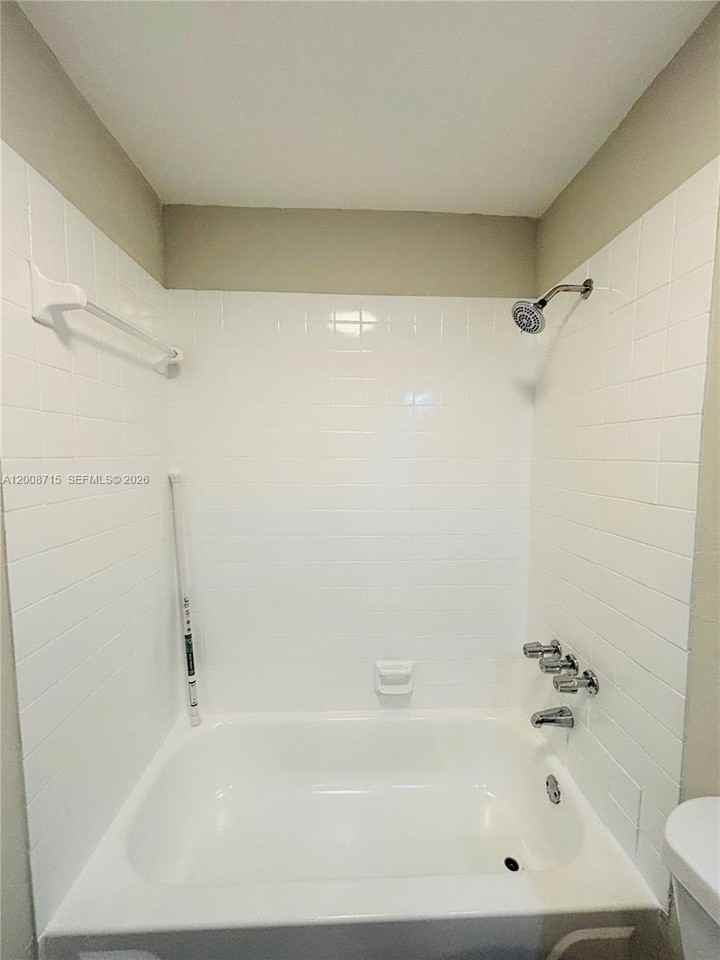 1011 Sw 8th St #D - Photo 6 of 12