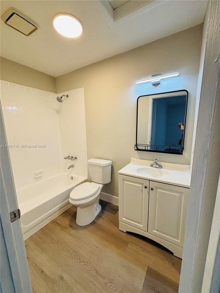 1011 Sw 8th St #D - Photo 7 of 12
