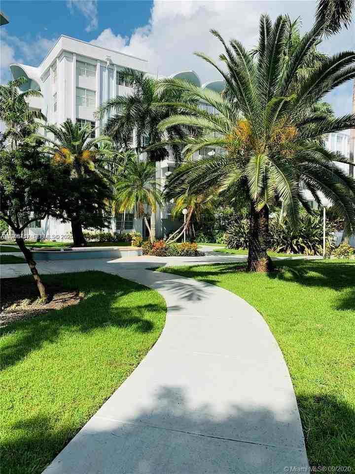 488 Nw 165th Street Rd #B610 - Photo 5 of 20