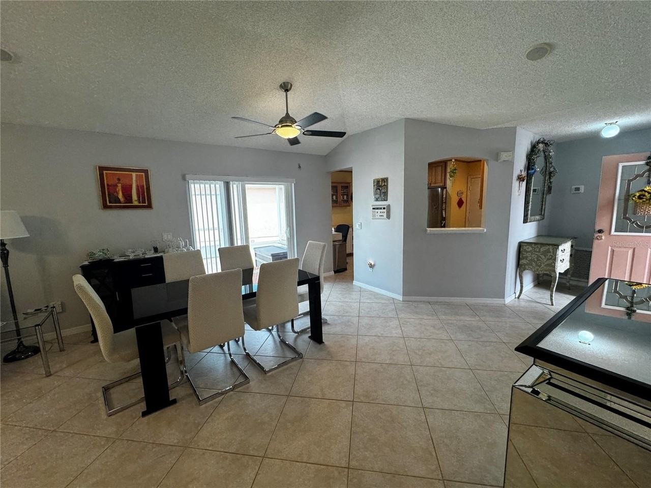 1524 Martinez Dr - Photo 4 of 17