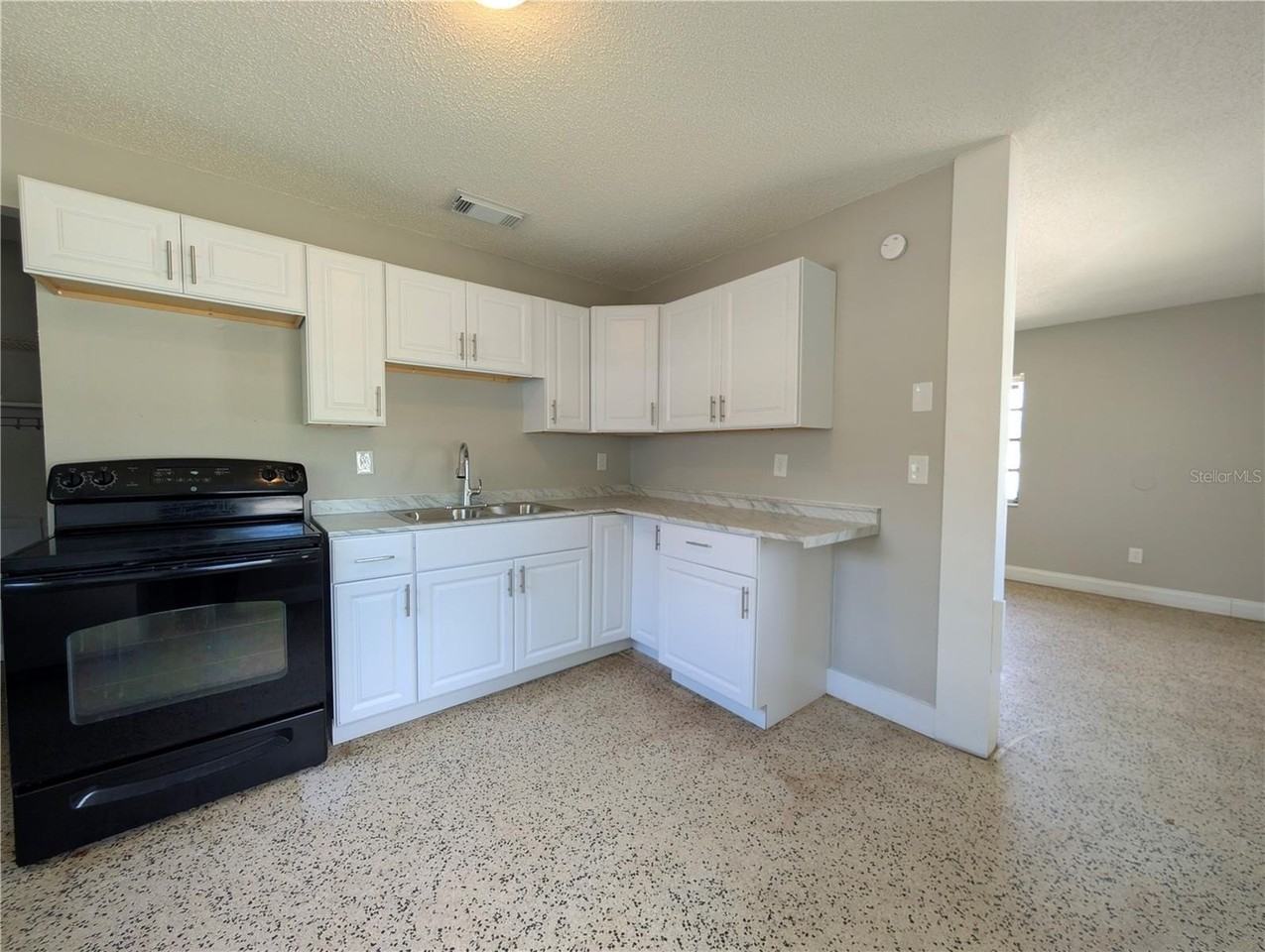 214 Fairlane Ave - Photo 4 of 8