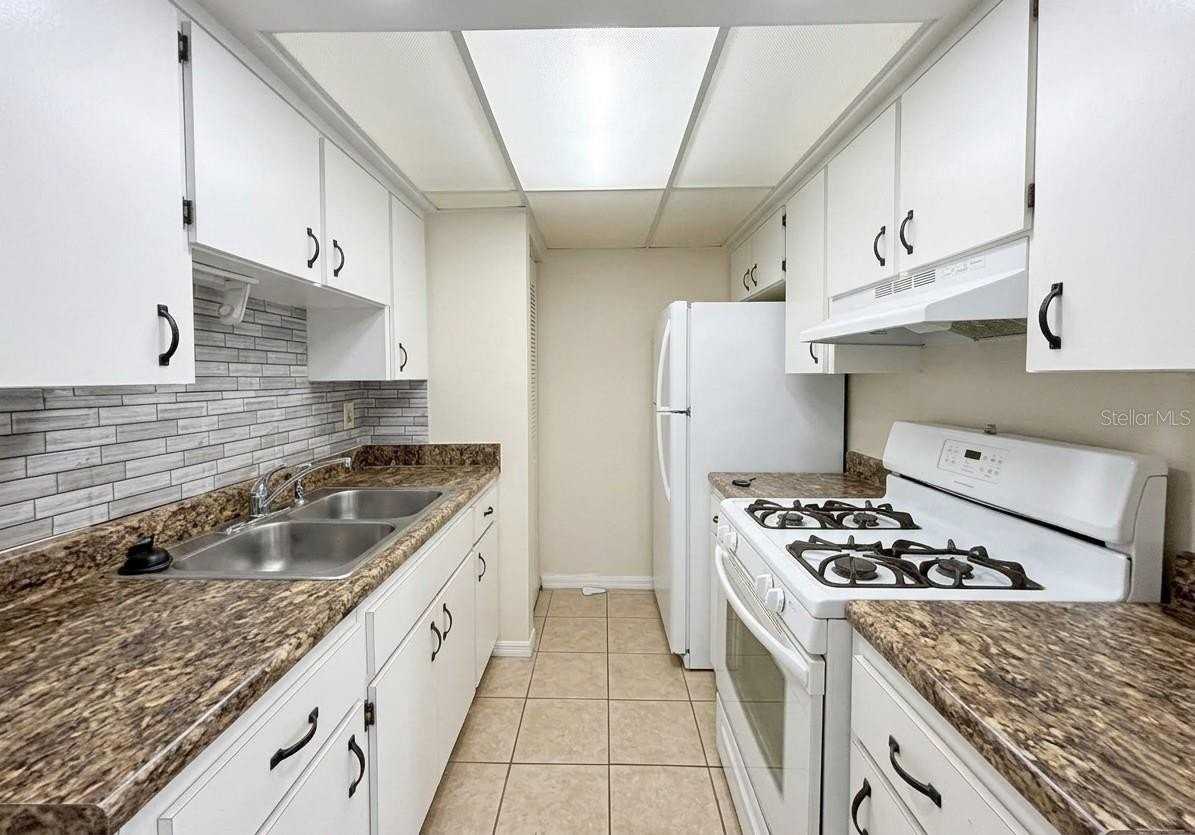 1103 Cypress Gardens Blvd #30 - Photo 6 of 11