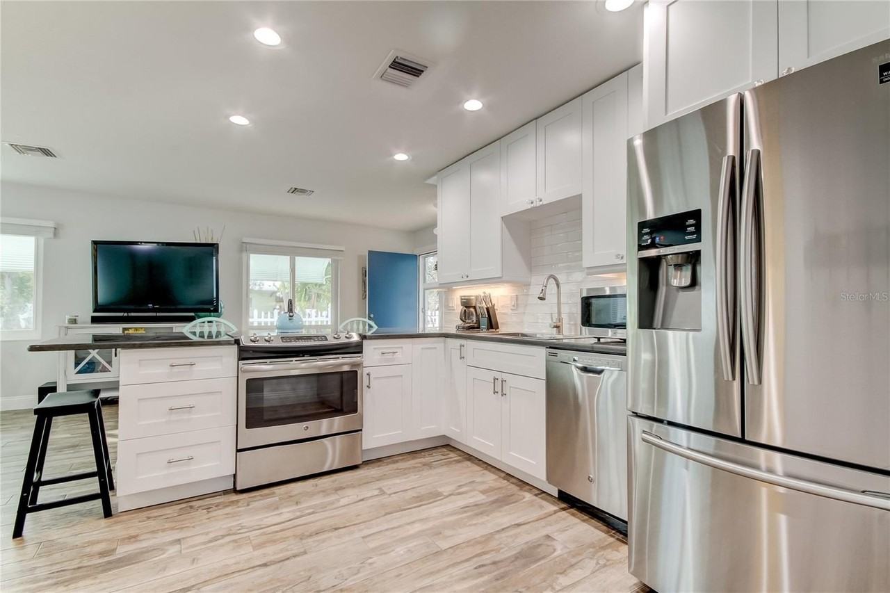 1907 2nd St - Photo 4 of 45