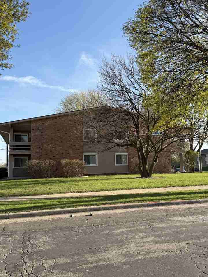 5530 North 76th Street - Photo 3 of 14