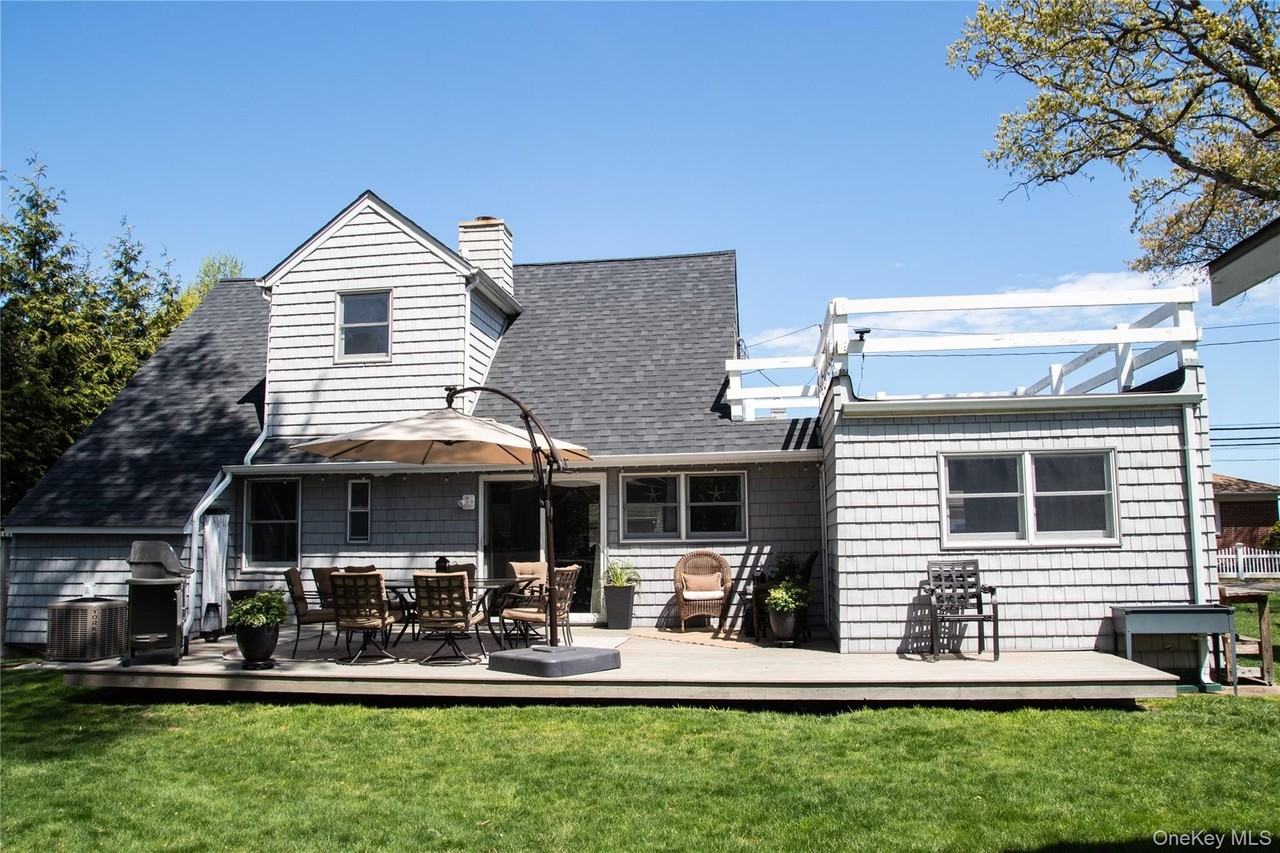 4 Shorewood Dr - Photo 2 of 17