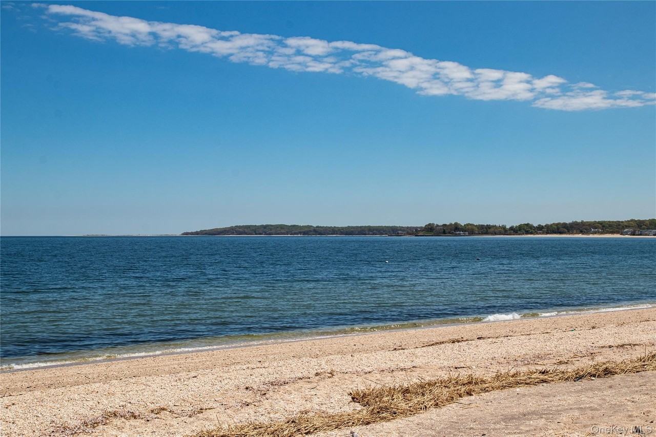 4 Shorewood Dr - Photo 3 of 17