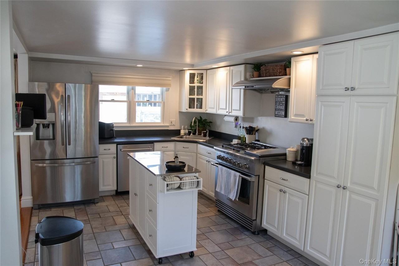 4 Shorewood Dr - Photo 6 of 17