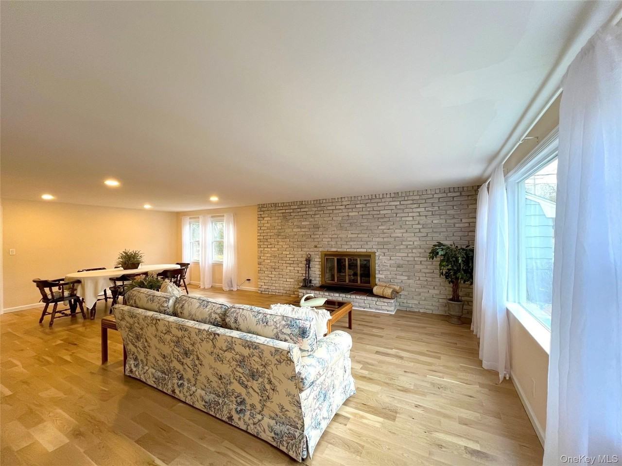 25 Squires Ave - Photo 3 of 21
