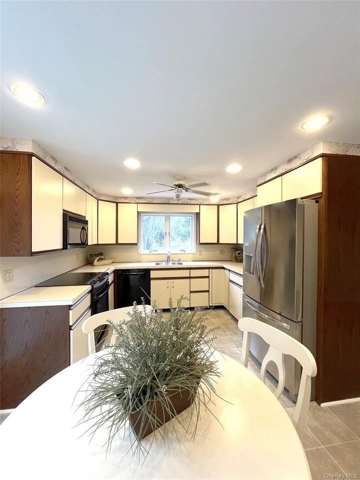 25 Squires Ave - Photo 5 of 21