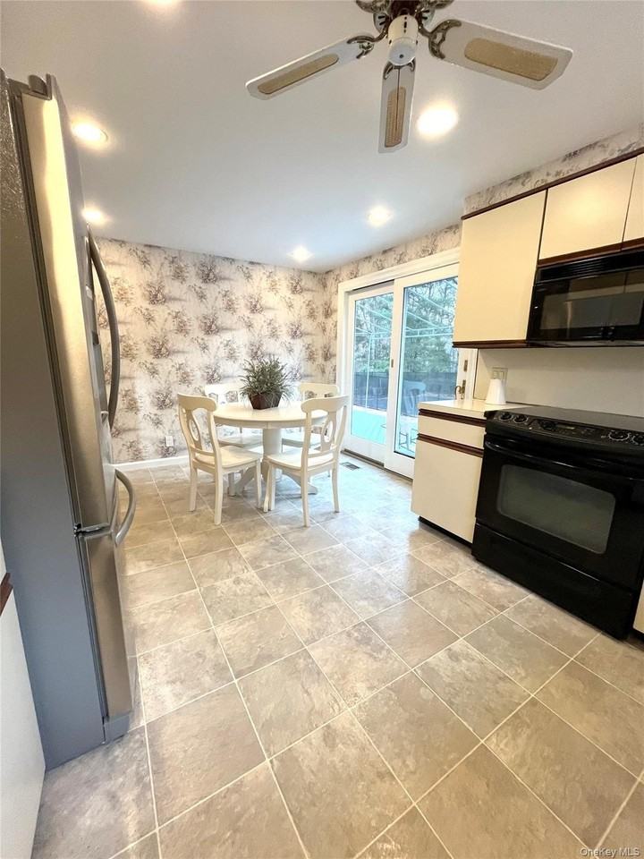 25 Squires Ave - Photo 6 of 21