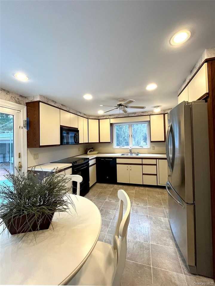 25 Squires Ave - Photo 7 of 21