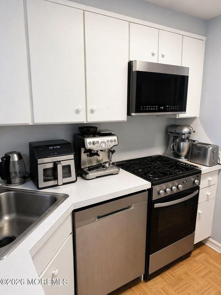 45 Cedar Ave #B - Photo 3 of 6