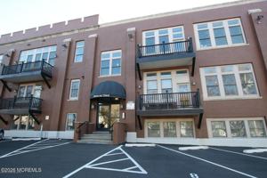 featured image of 1003 Bond St #4