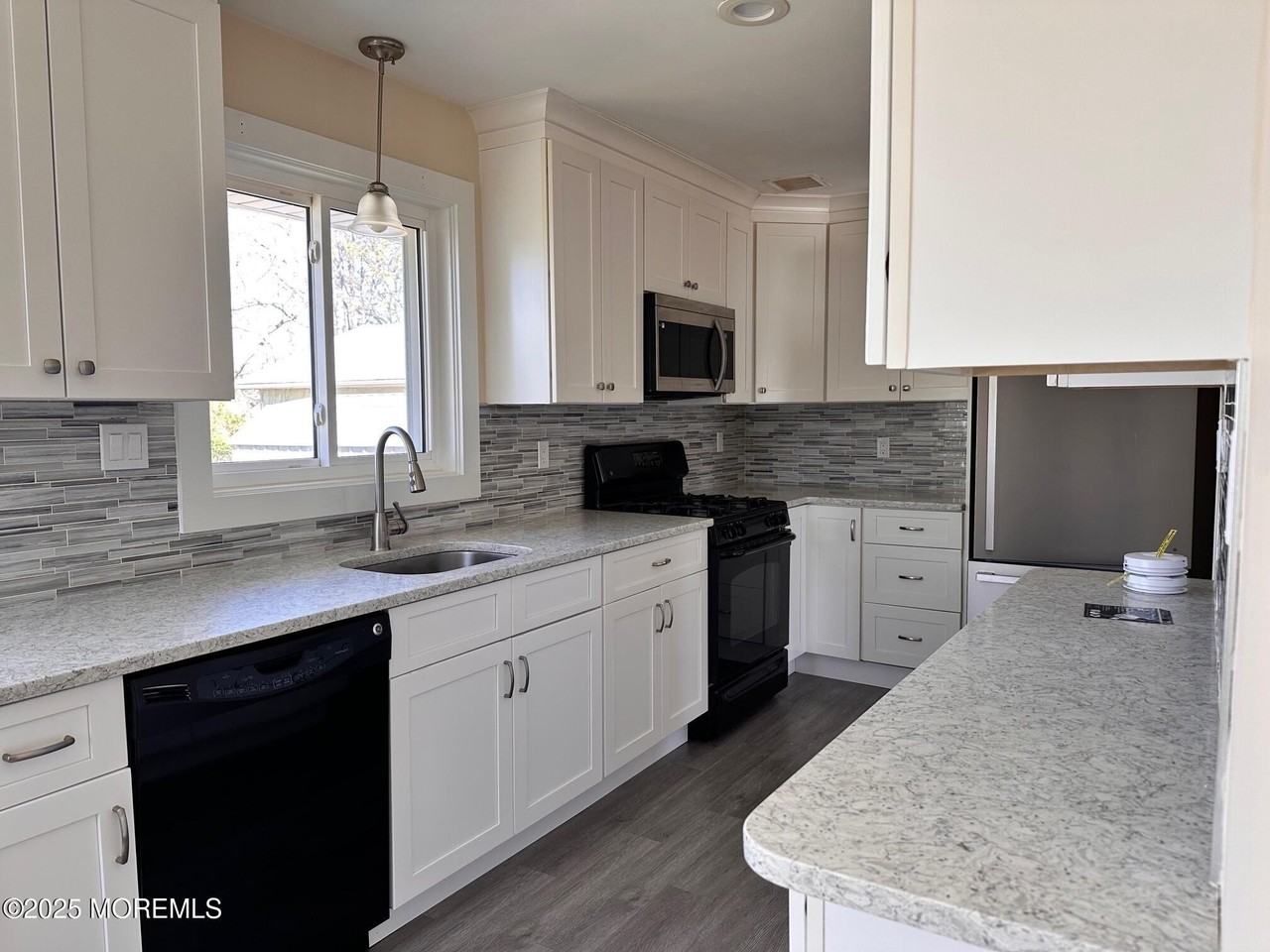 204 Dickinson Ave - Photo 4 of 15