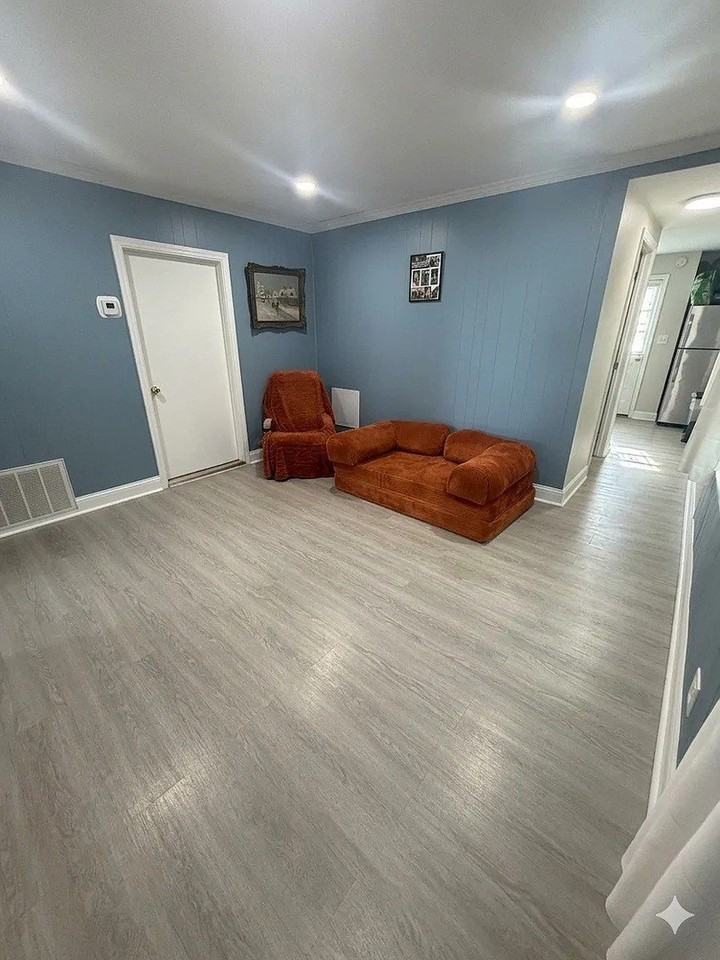 1812 W Erie St #2 - Photo 3 of 10